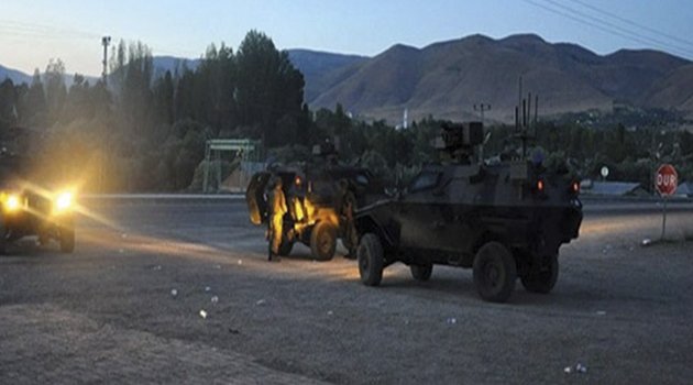 Vanda zırhlı aracın geçişi sırasında patlama Vanda zırhlı aracın geçişi sırasında patlama
