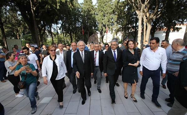 Kılıçdaroğlu, Zübeyde Anne’yi Ziyaret Etti