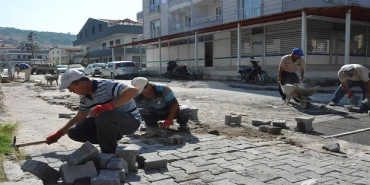 DİKİLİ SOKAKLARINDA ‘BAYRAM’ SEFERBERLİĞİ