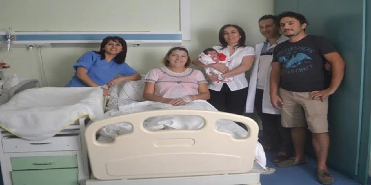 MİNİK BEBEĞİYLE KANSER HASTALARINA UMUT OLDU