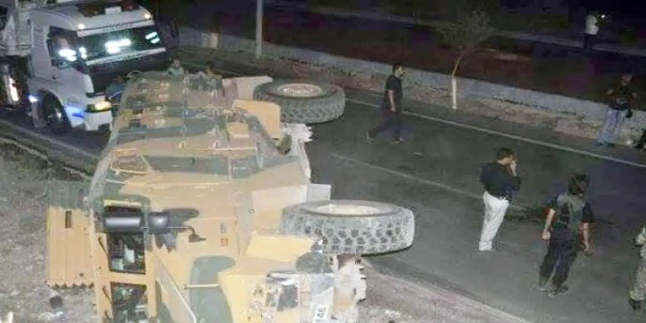 ZIRHLI ARAÇ DEVRİLDİ: ÇOK SAYIDA YARALI VAR