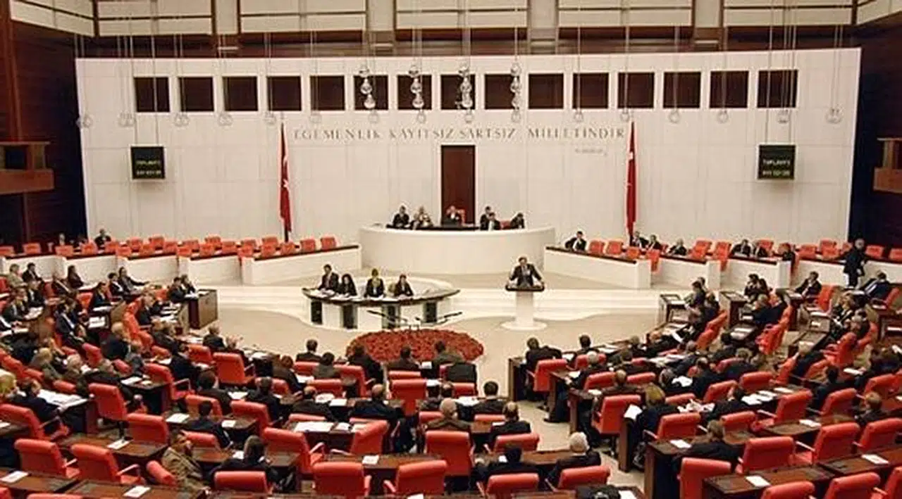 AK Parti, Anayasa Değişikliği Teklifinde İkinci Oylamayı 3 Günde Bitirmek İstiyor