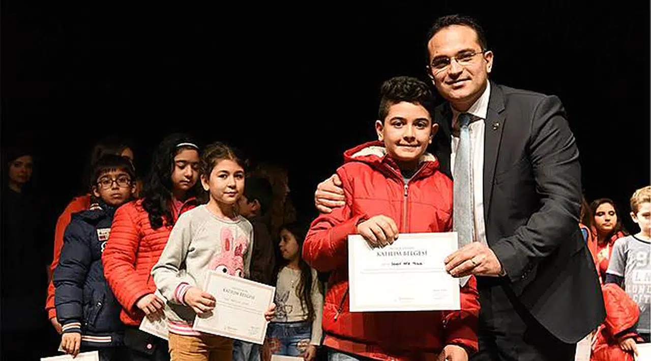 Bornova’da 800 Öğrenci İngilizce Kursu Katılım Belgesi Aldı