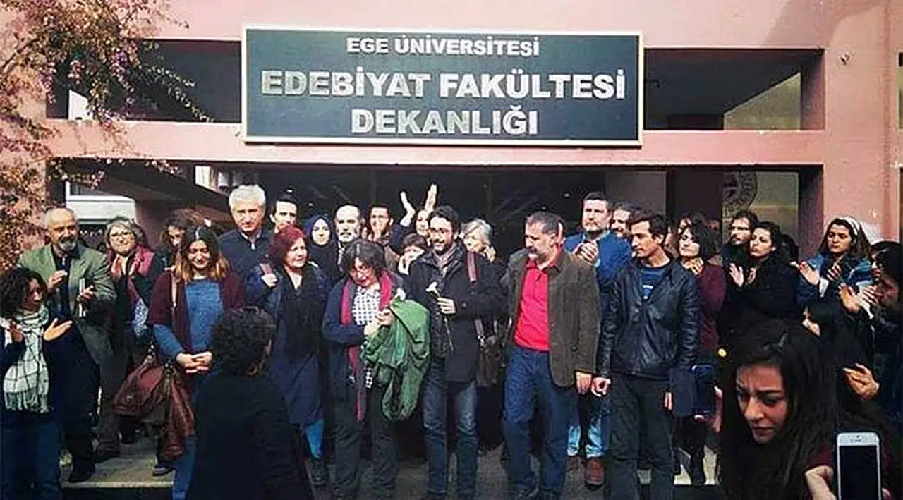 Ege Üniversitesi'nde İhraç Edilen Akademisyenler Odalarını Yalnız Boşaltmadı