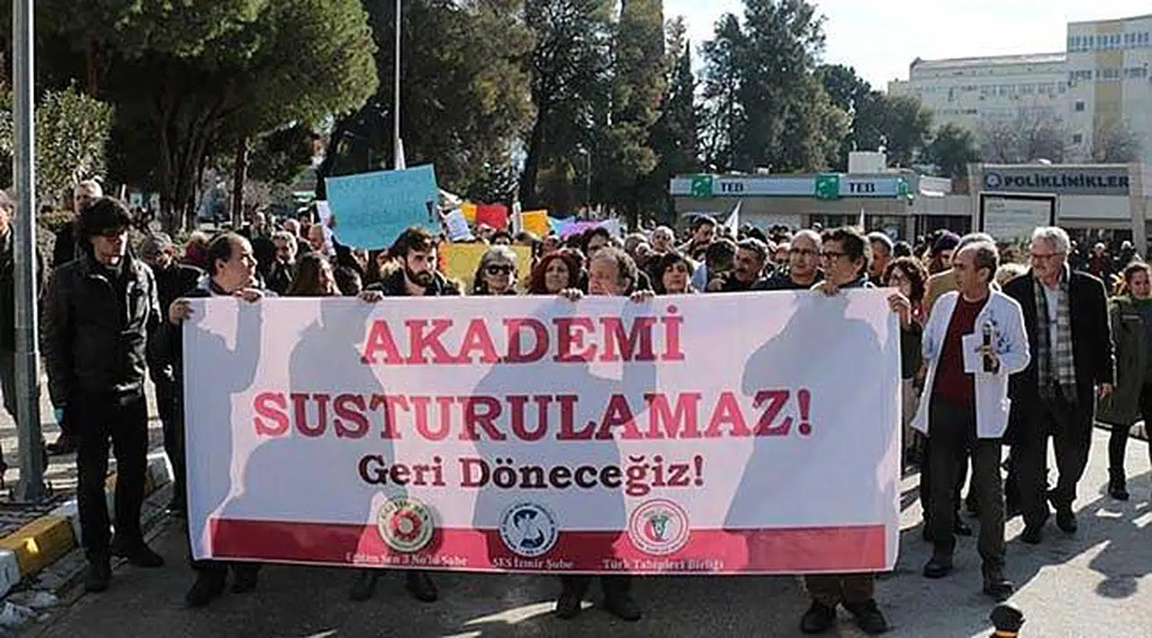 Ege Üniversitesinde KHK Protestosu: ‘Akademi Susturulamaz!’