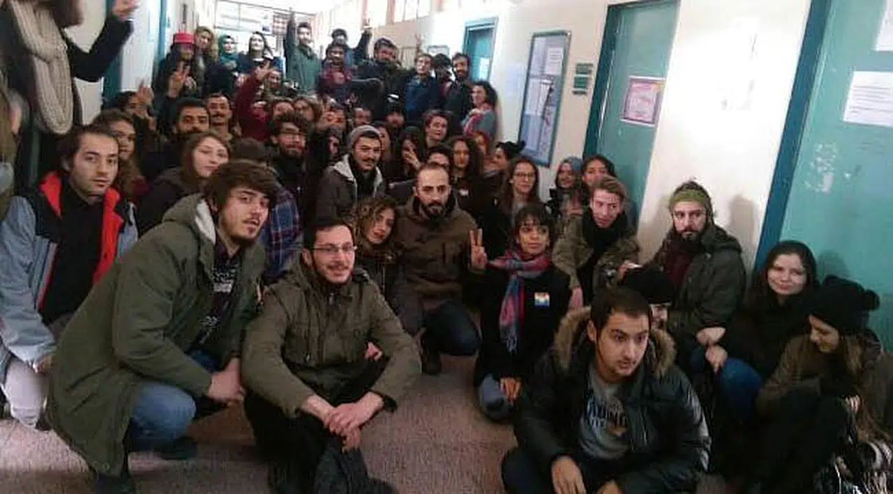 EÜ Öğrencileri ihraç Edilen Hocalarının Kapısında