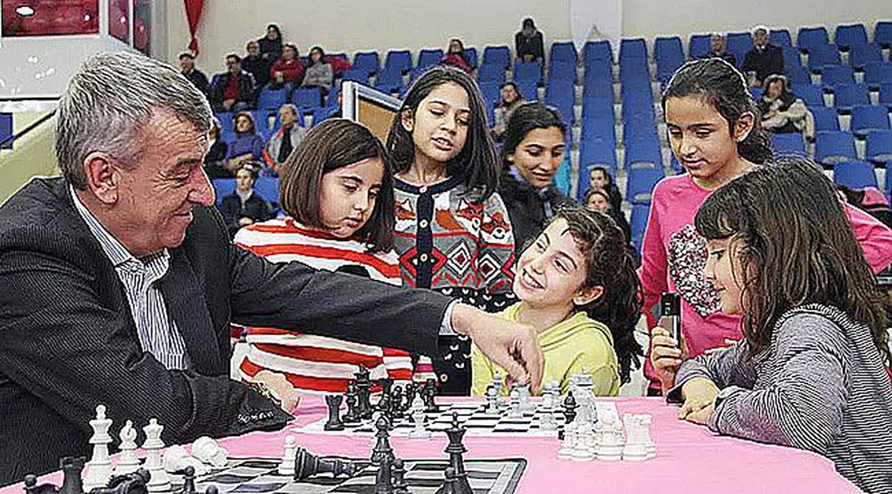 Gaziemir'de Karne Hediyeleri Başkan Amca’dan