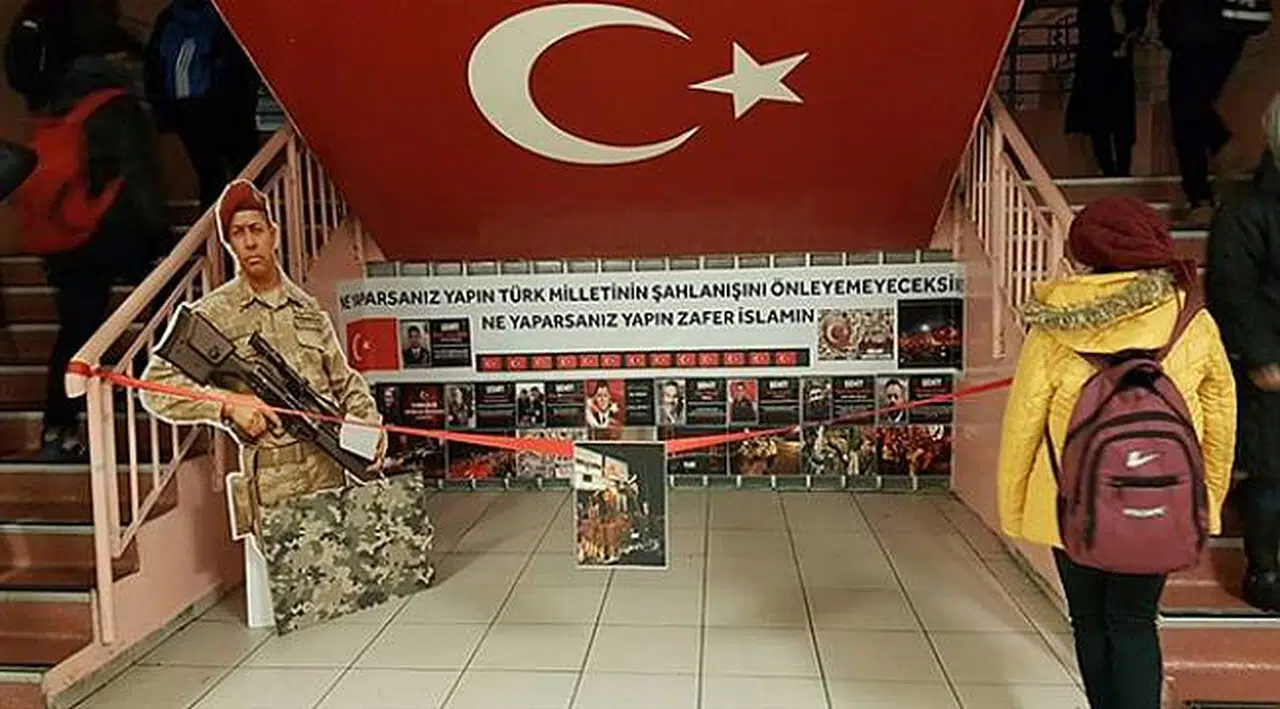 İlkokul Koridorlarında “Zafer İslam’ın” Pankartı
