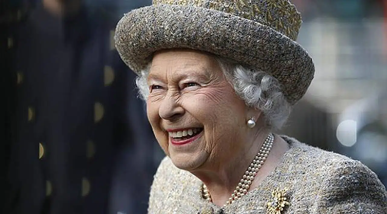 Kraliçe Elizabeth'e de Silah Çektiler