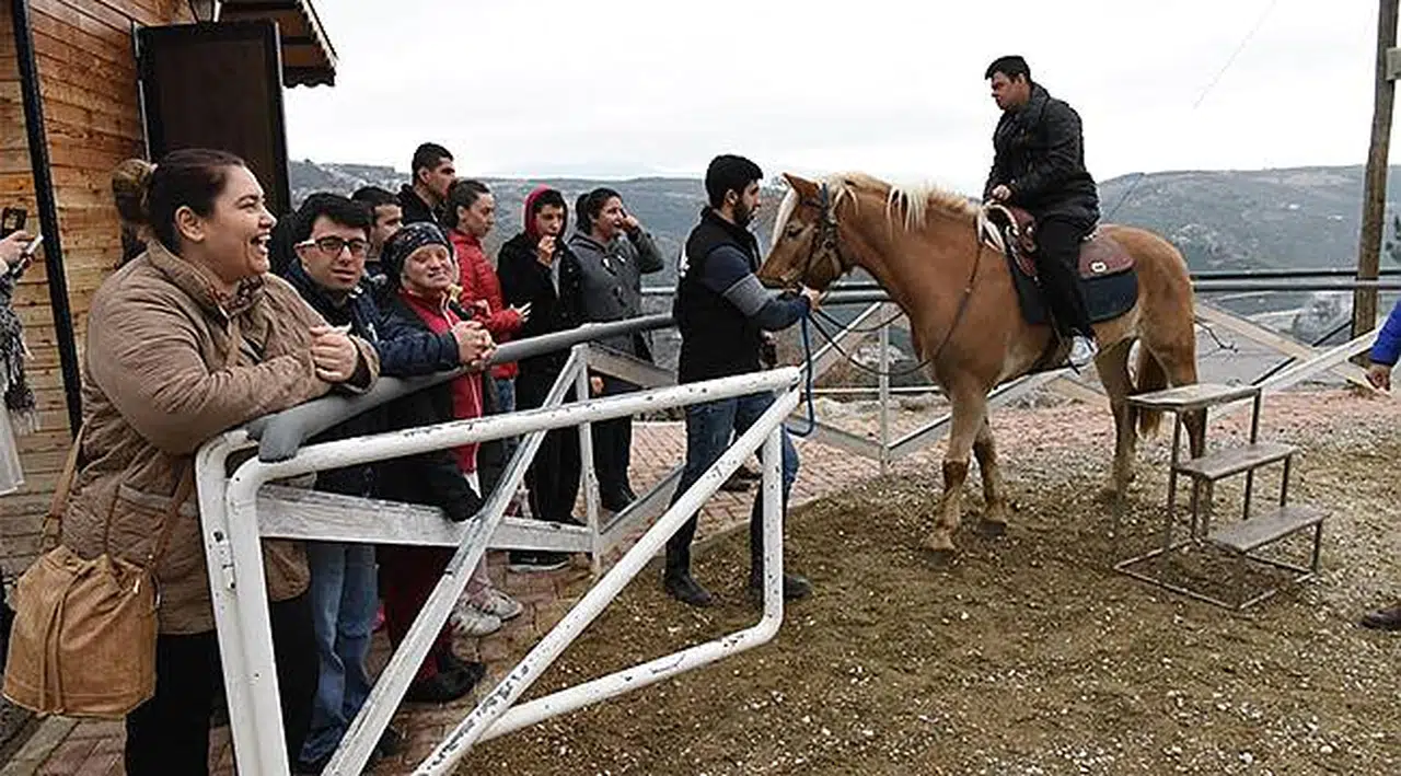 Bornova'da Özel İlgiye İhtiyaç Duyan Çocuklara Atla Terapi