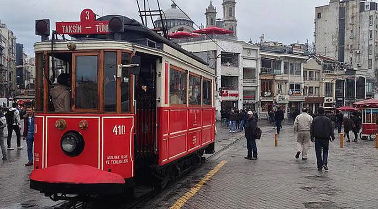 Polisten Taksim'de Tedbiren Yol Kapatma