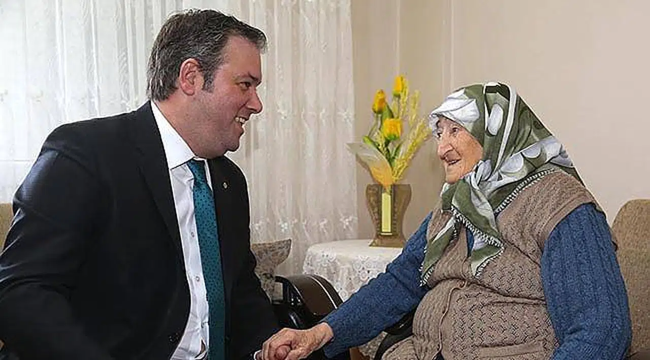Buca’nın en yaşlı kişisine Piriştina’dan sürpriz ziyaret