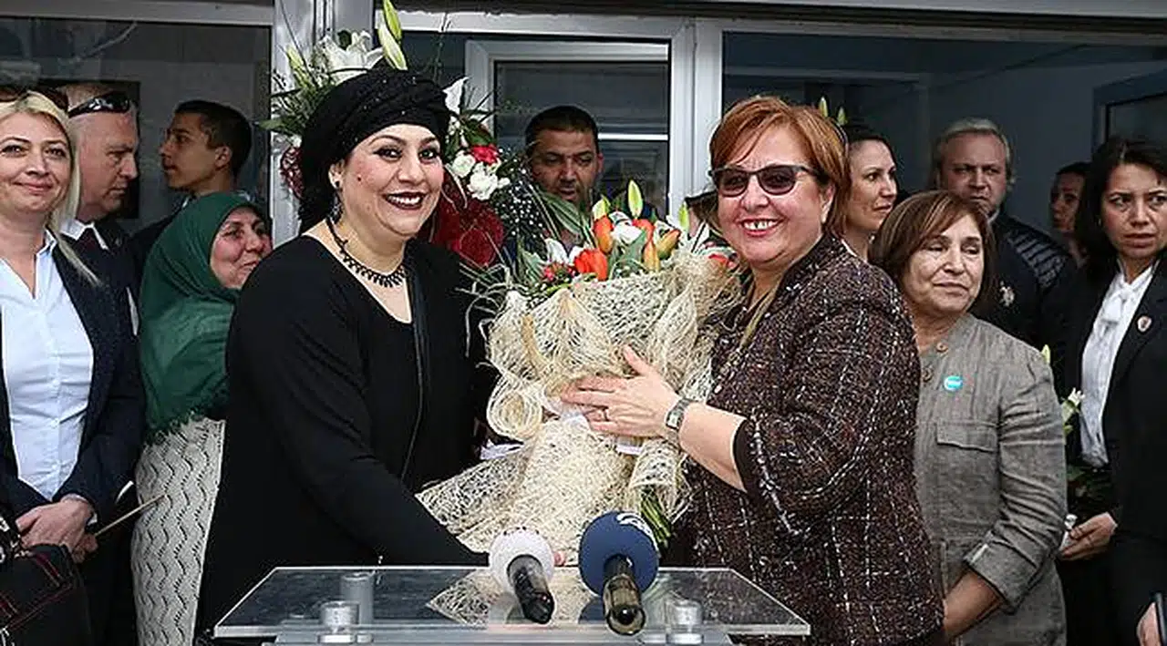 İlk Roman Kadın Derneği Konak’ta Açıldı