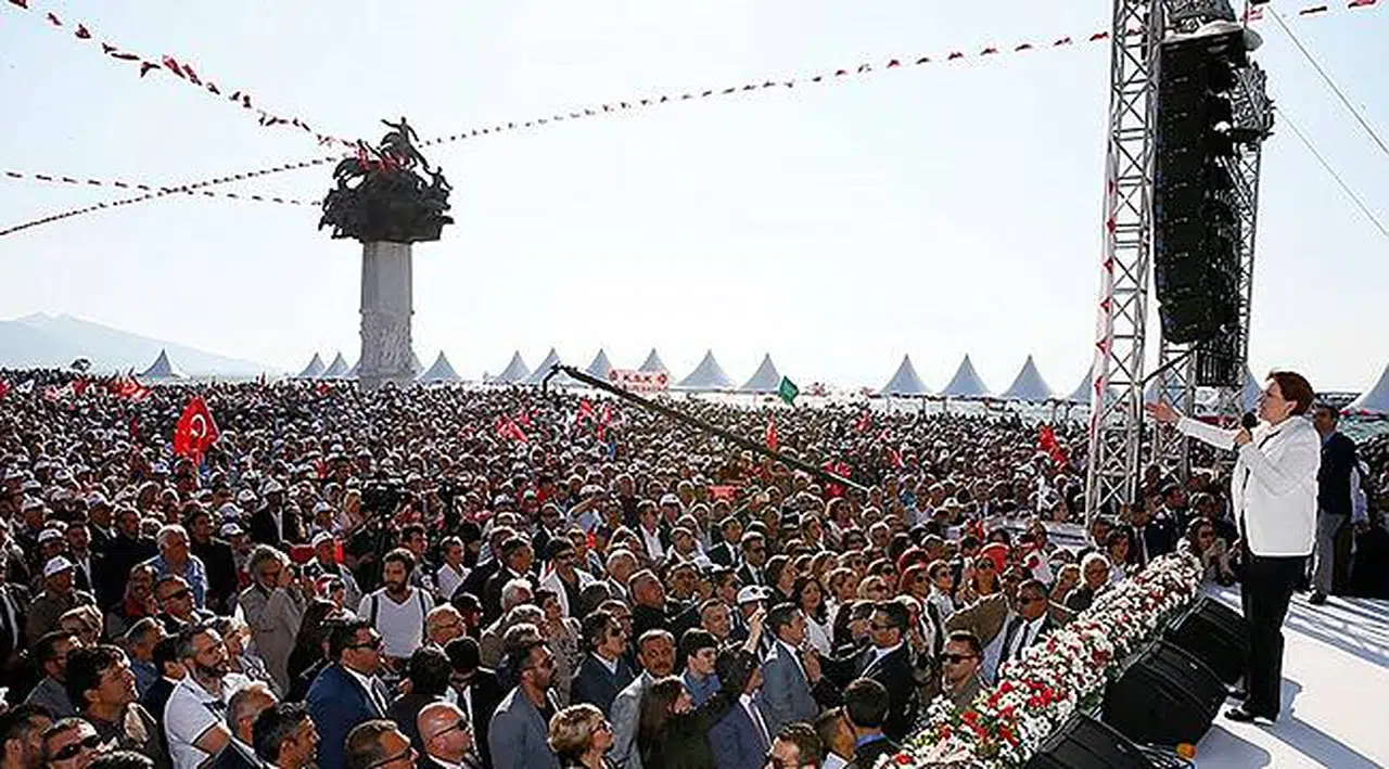 İzmir Akşener'i Bekliyor