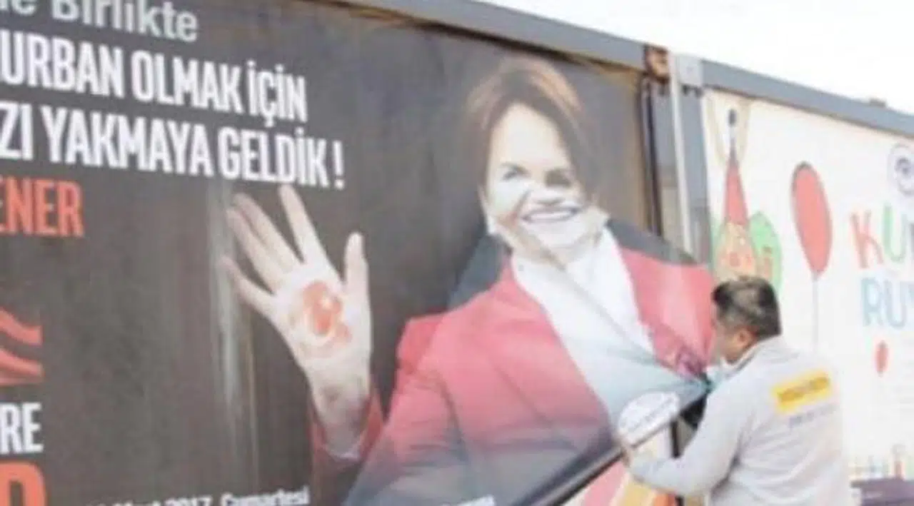 Meral Akşener'in Toplantı Afişlerini Söktüler
