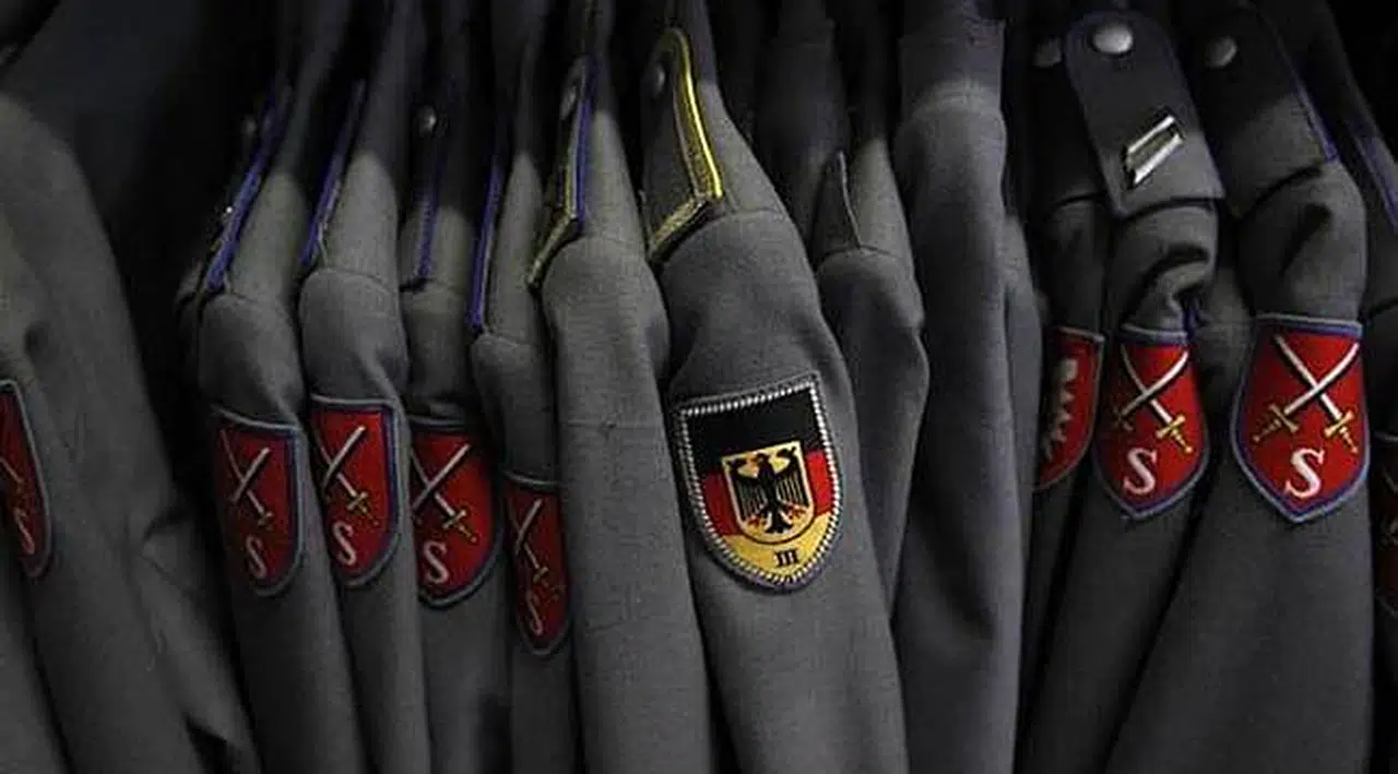 Alman Ordusunda 'Hitler Selamı' İncelemesi