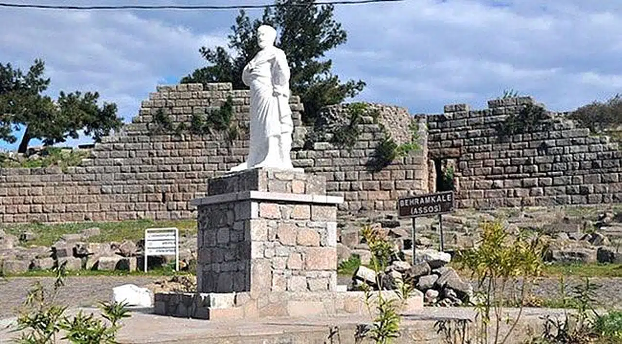Assos’ta Tahrip Edilen Aristo Heykeli Yerine Kondu