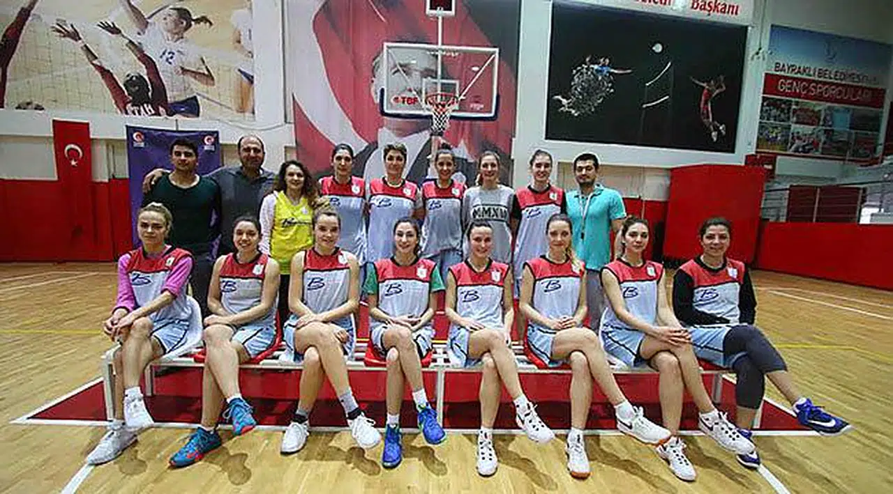 Bayraklılı Kızlar 27’de 27 Yaptı