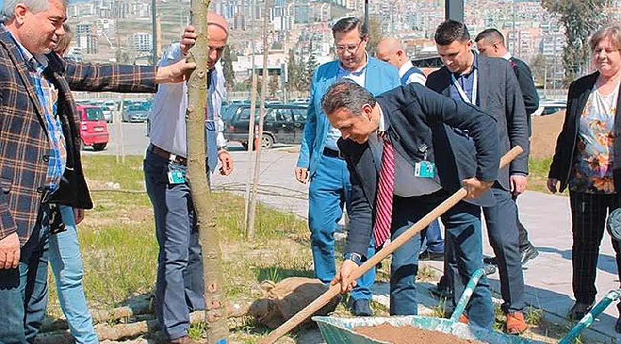 Çiğli Bölge Eğitim Hastanesi Bahçesine 100 Adet Ağaç Dikildi