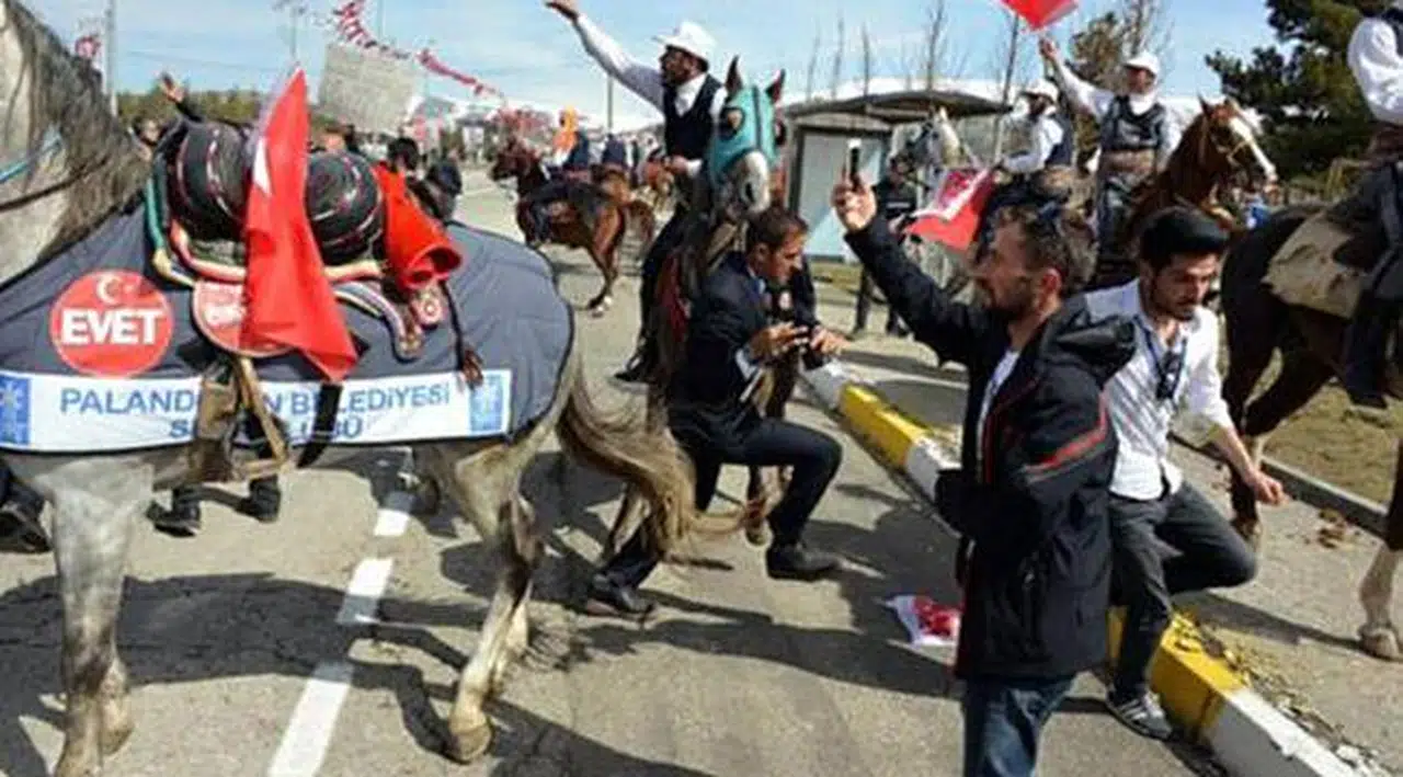 Erdoğan'ın Konvoyunda 'At' Paniği