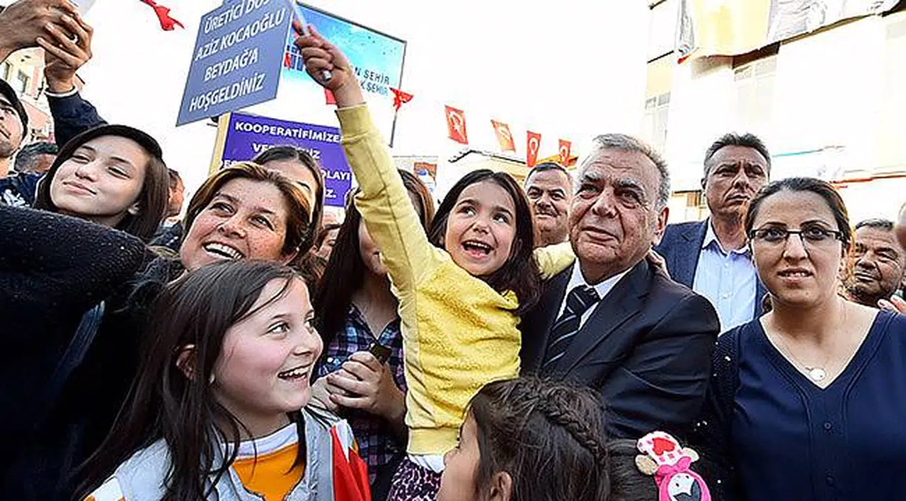 Gençler Otostop Çekti, Başkan Durdu