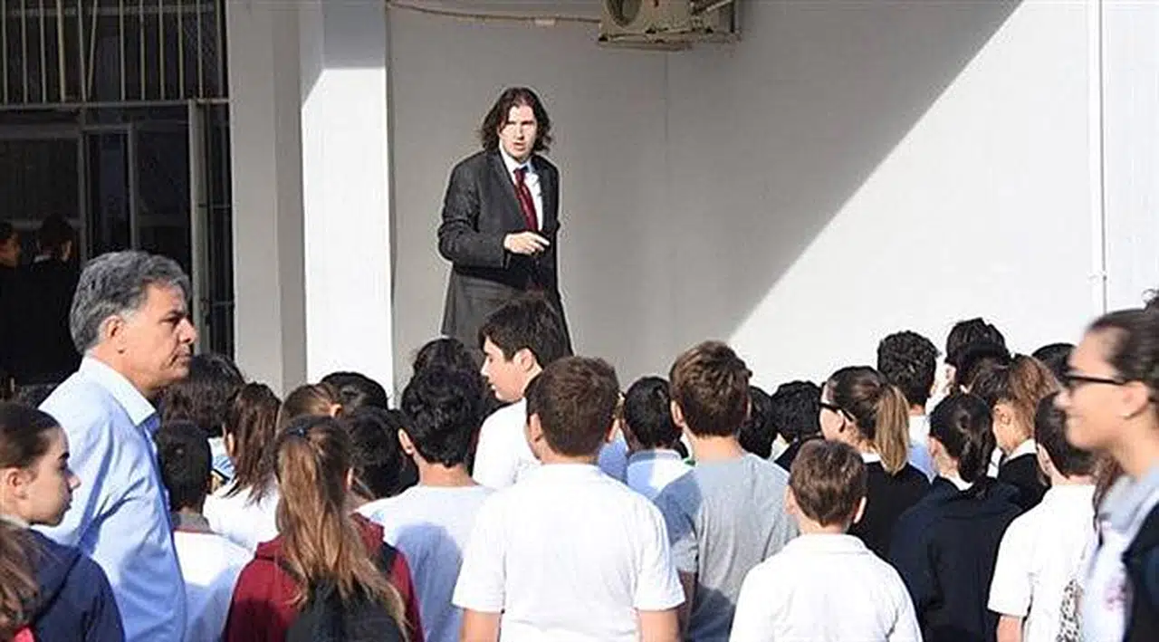 İzmir’de Andımız’ı Okutan Öğretmene Soruşturma!