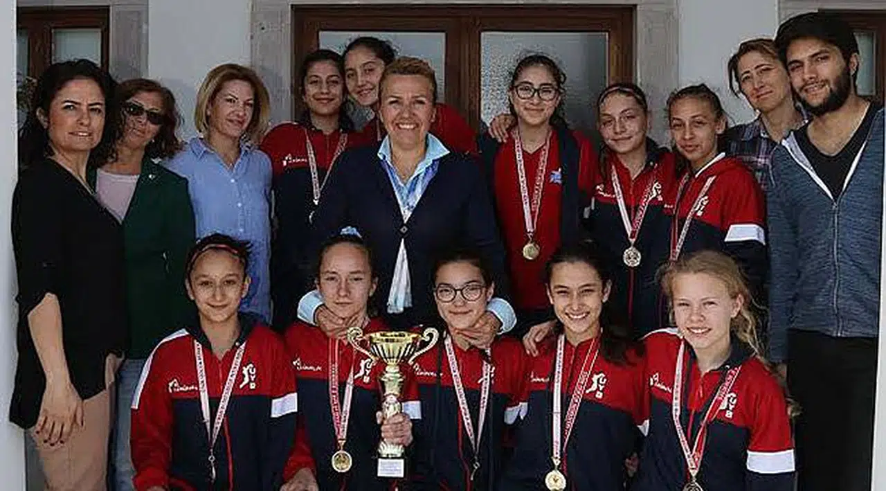 Şampiyon Kızlar Kupalarını Başkan’a Getirdi