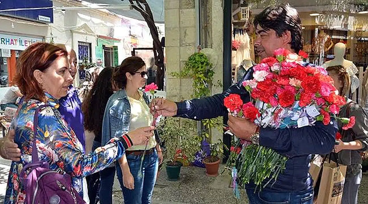Başkan Demirağ, Anneler Günü'nü Çiçekler Sunarak Kutladı