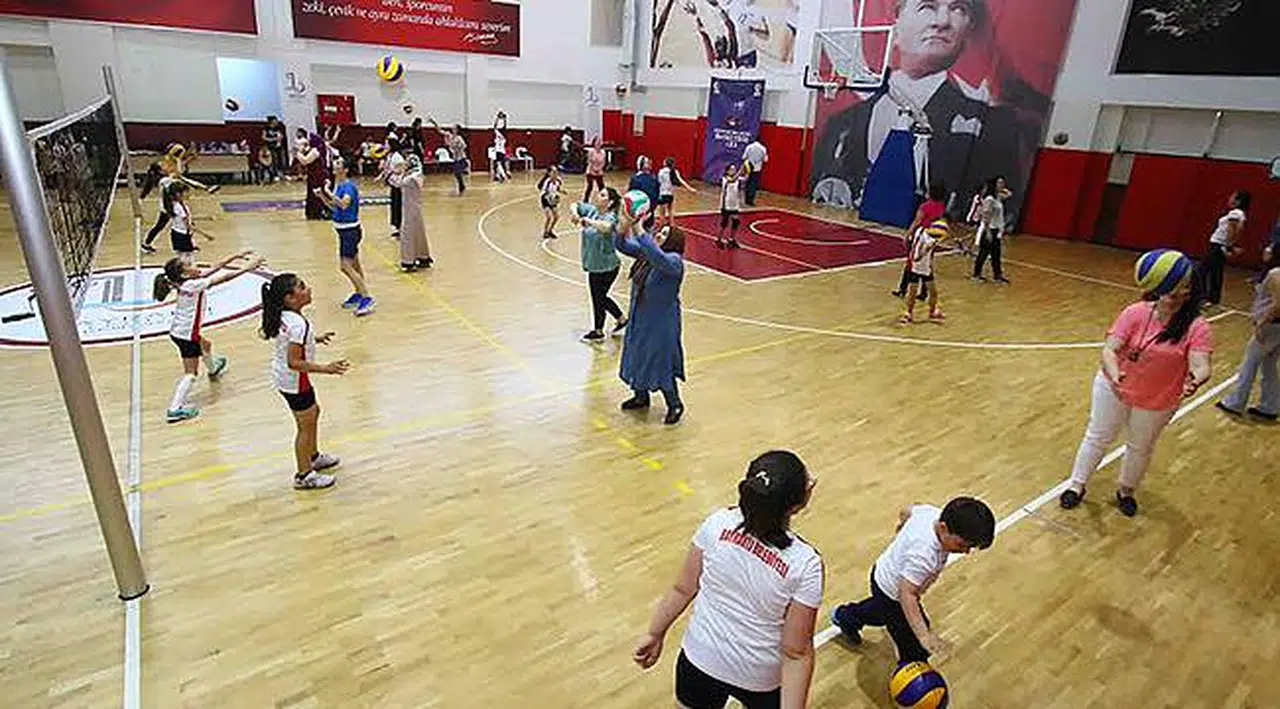 Filenin Anneleri Çocuklarıyla Voleybol Oynadı