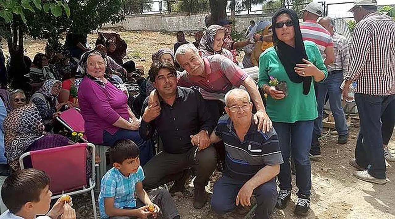 Foça Yeniköy'de Anneler Günü Öncesi Mezarlık Temizliği