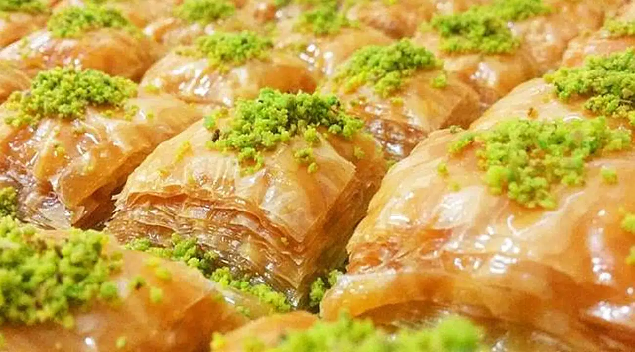 Kayyum Baklavacının Tabelasını İndirdi
