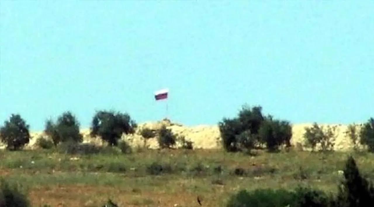 Türkiye'nin Suriye Sınırına Rus Bayrağı Asıldı