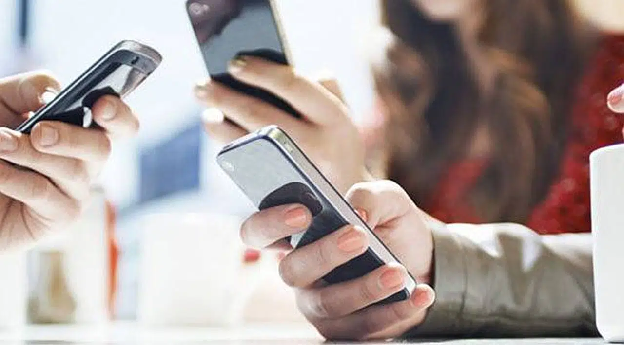 5 Kişiden 1'i Akıllı Telefonunu Elinden Bırakamıyor