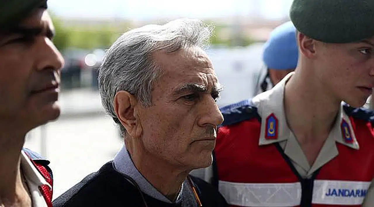 Akın Öztürk Fotoğrafını Kabul Etti