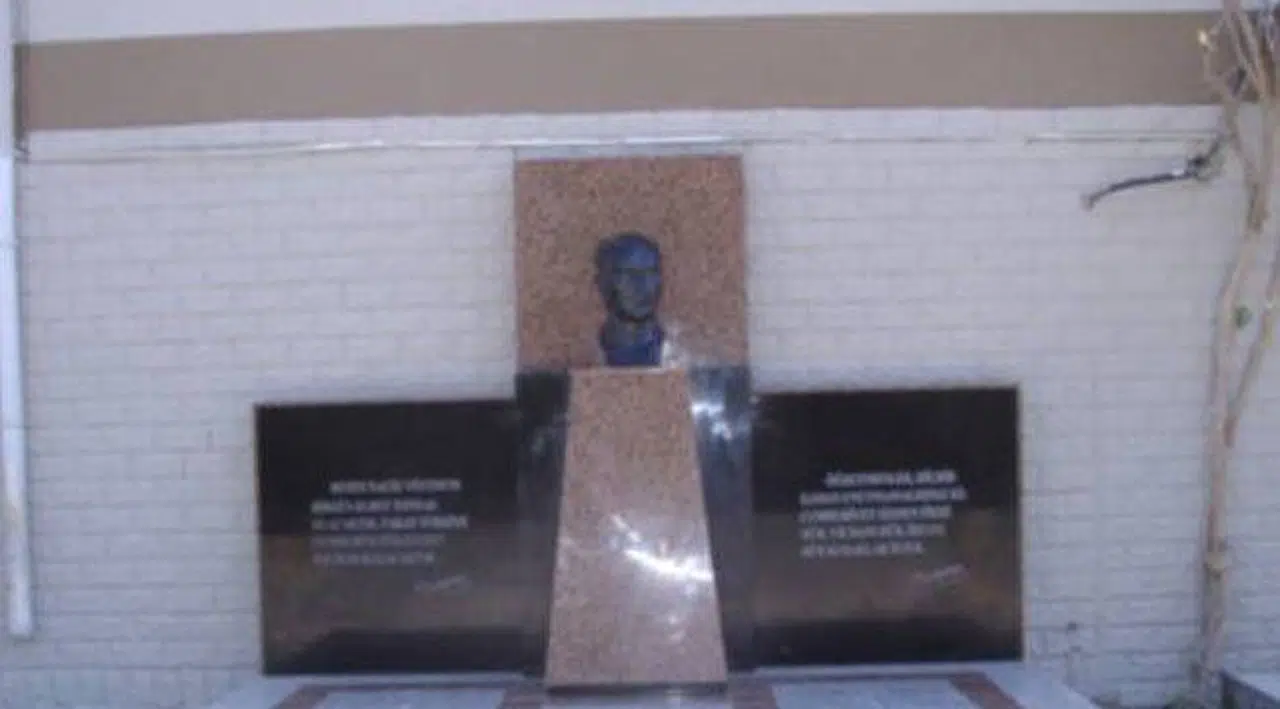 Atatürk Büstüne Gerici Saldırısı! 'Put' Deyip Tahrayla Vurdu