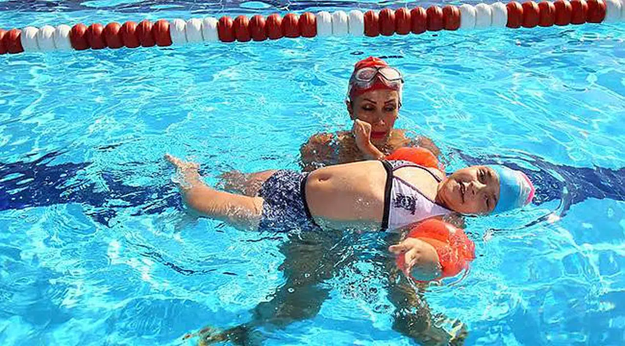 Bayraklı’da Yüzmeye Engel Yok