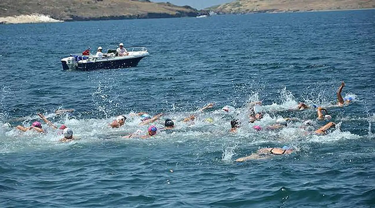 Denizcilik Bayramı'nda İzmir Protokolü Foça'da Kulaç Attı