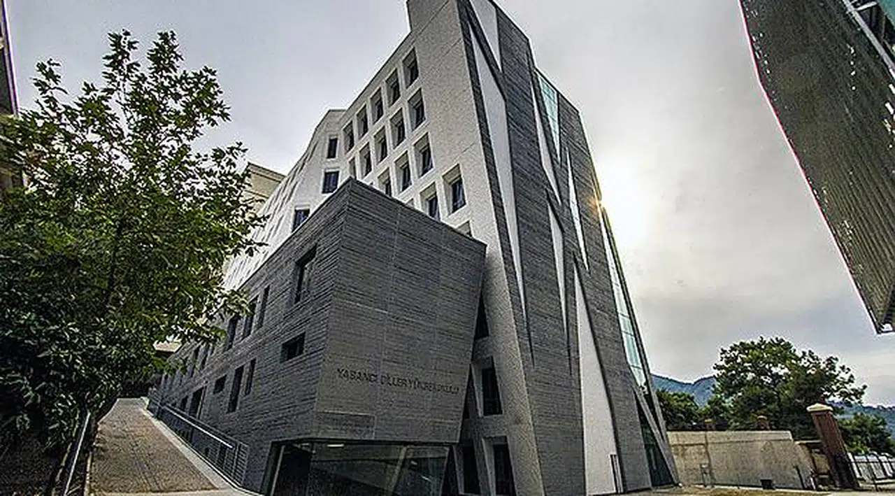 İzmir Ekonomi Yabancı Diller Okulu Londra'daki Dil Okulu Gibi