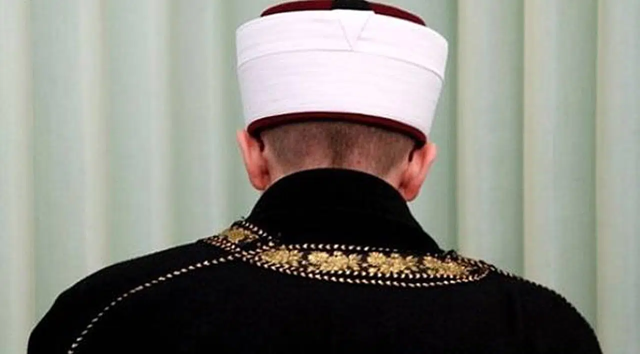 Müftülükten İmamlara Şok Tavsiye: Dokunun, Öpün, Yanaklarını Okşayın, Sarılın