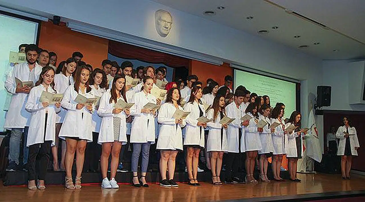 İzmir Ekonomi, 17. Yılına Girişimciler ve Hekimlerle Başladı