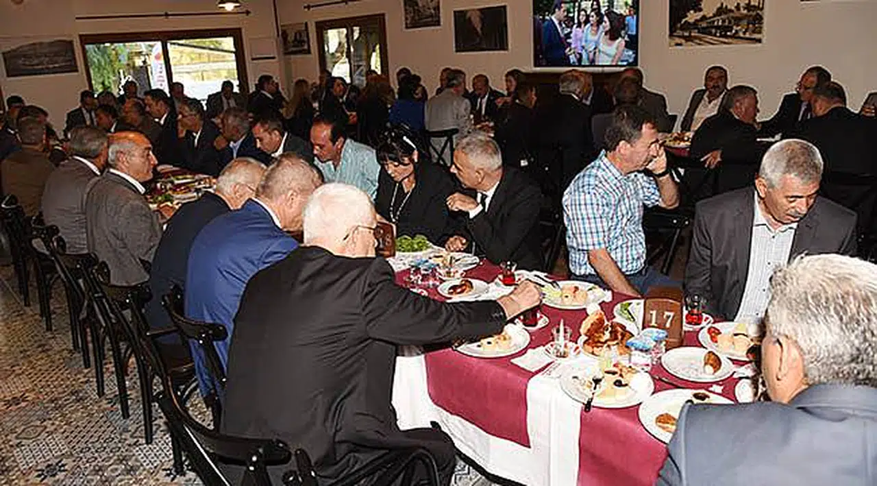 Bornovalı Muhtarlar Çınarevi’nde Buluştu