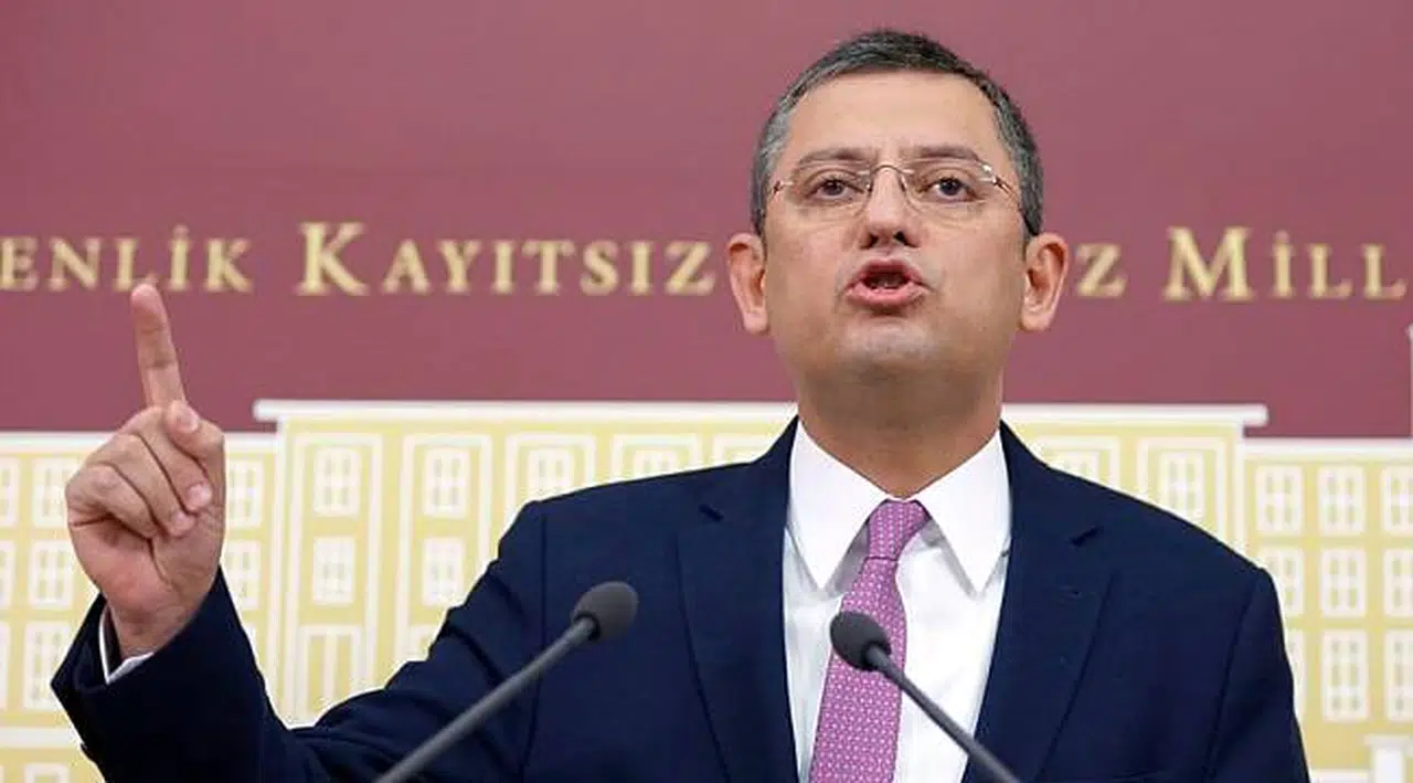CHP'li Özel: Gökçek, can çekişe çekişe gidiyor