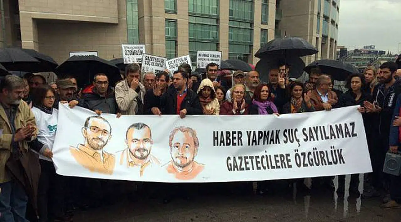 Gazeteciler Adliyede: Kamu Yararına Haber Suç Değildir