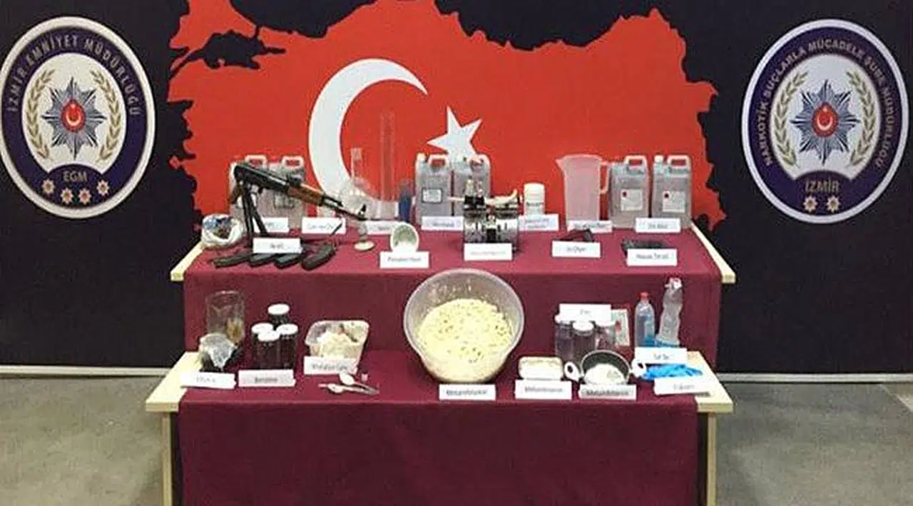 İzmir'de Lüks Sitede 'Uyuşturucu Çoğaltım Merkezi'