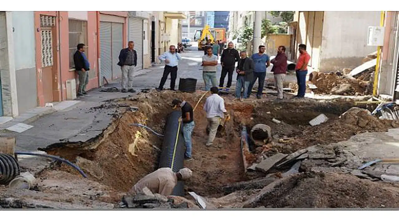 İzmir'de yol çöktü; apartmanlar boşatıldı!