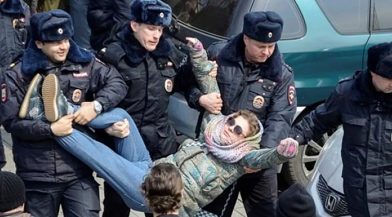 Rusya'da Putin Karşıtı Gösterilere Katılan Gençlerin Aileleri de Yargılanacak!