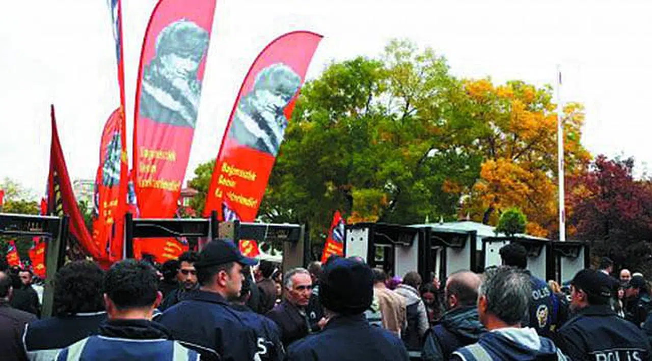 Sosyalistlerin O Bayrağı Anıtkabir’e Alınmadı
