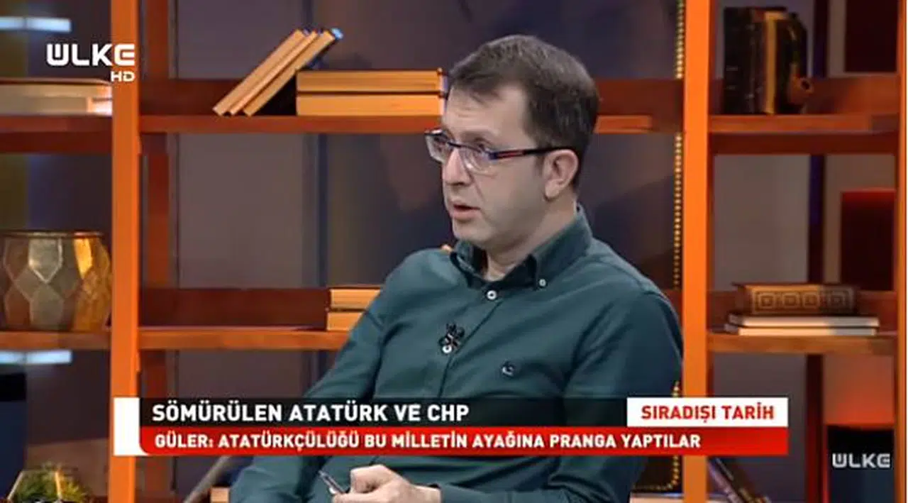 Güneş Gazetesi Müdürü Canlı Yayında İzmir Marşı'nı Söyledi