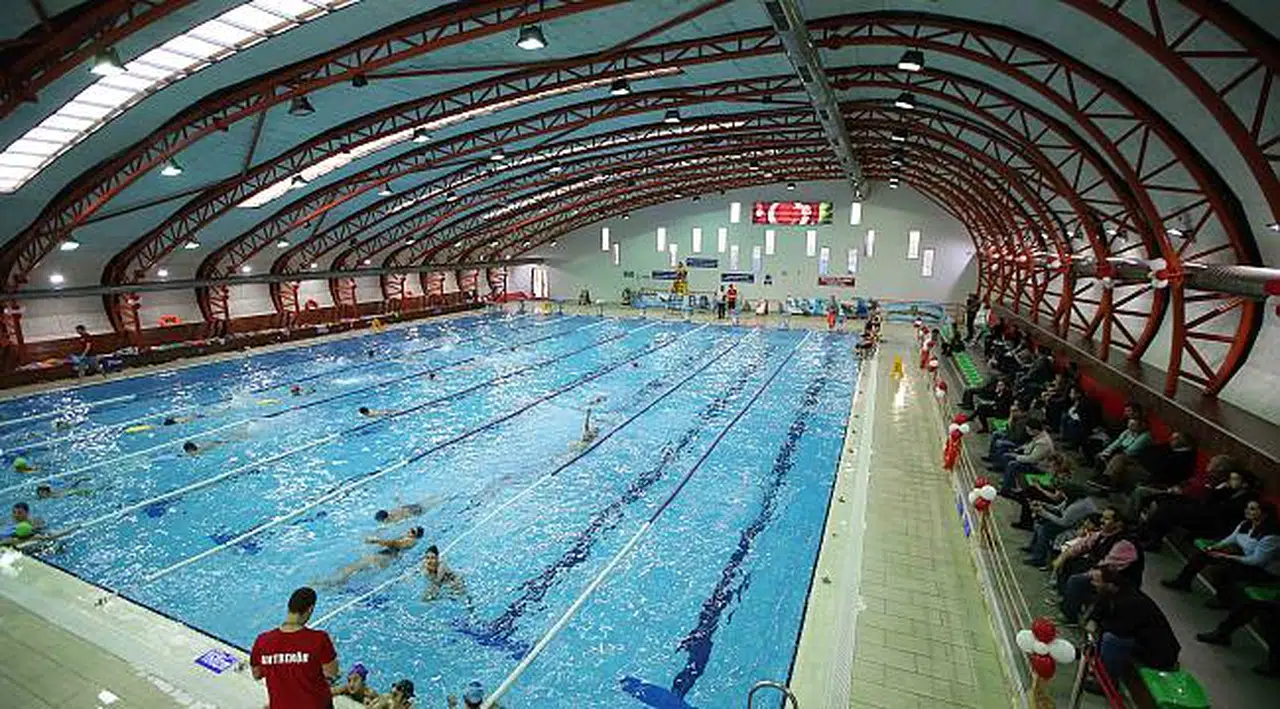 Karşıyaka’nın ilk Kapalı Yüzme Havuzu Açıldı