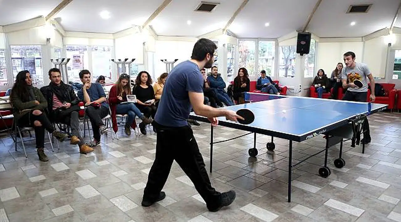 Bornova Belediyesi her alanda üniversite öğrencilerinin yanında